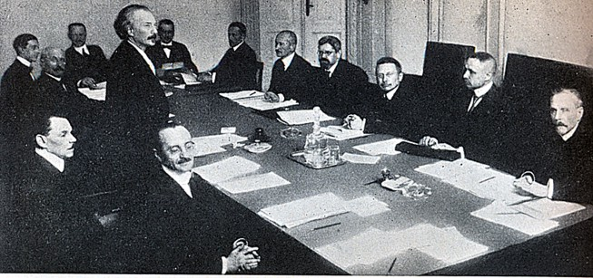 C:\Users\KLO im. Matki Bożej\Desktop\Rzad_RP_Ignacego_Paderewskiego_1919.jpg